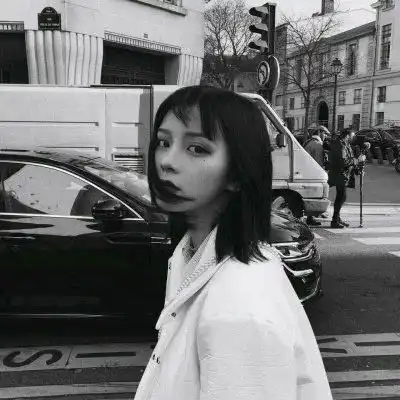 女生头像黑白伤感侧脸孤独真人忧伤头像
