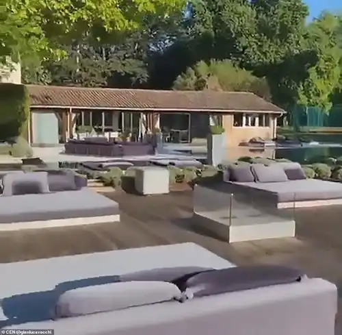 52岁亿万富翁晒超豪宅,期待孩子奔跑,25岁怀孕女友被花花公子独宠
