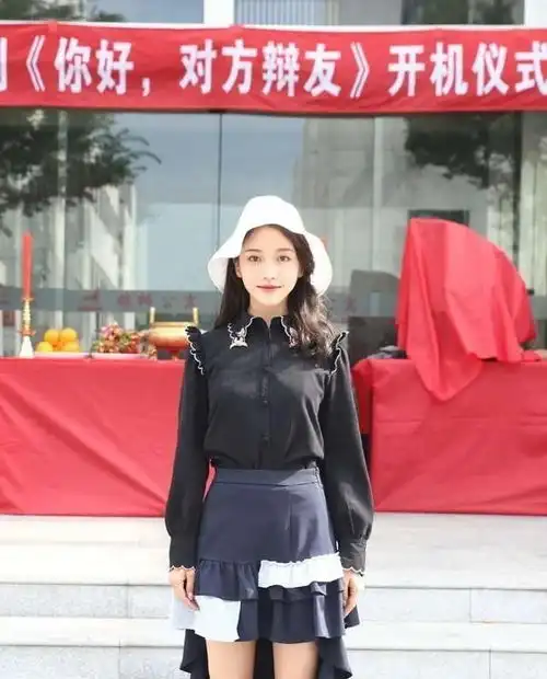 姜贞羽否认恋情,引来质疑,都亲在一起了还是普通朋友
