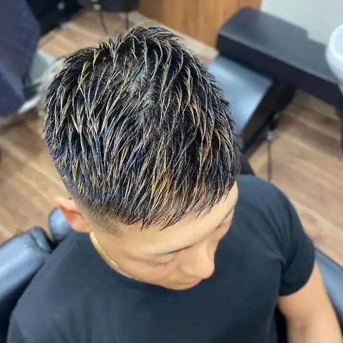 肖战的三七分,王一博的半扎发,杨洋的小狼尾,全都很帅气
