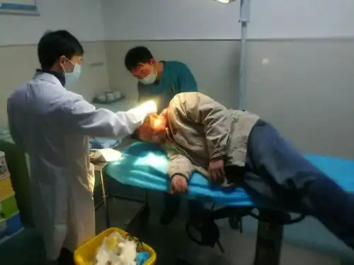 深夜殴打贵阳的哥,致其头破血流缝15针醉酒男乘客没付车费还称误会一场

