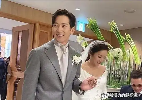 韩国女神金泰熙和老公rain甜蜜合体现身,两人结婚三年抱两娃
