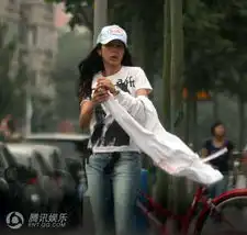 莫文蔚私家菜馆享美食摆弄秀发风情万种
