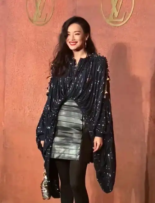 lv红毯还是要看大花舒淇一身黑风情万种,章子怡压轴太会抢镜头
