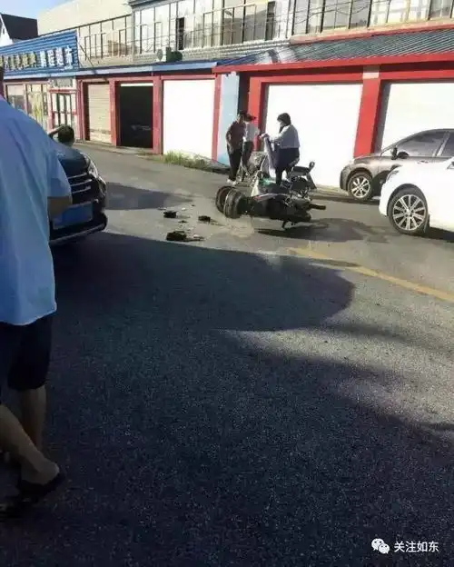如东一轿车撞上骑乘摩托车的爷孙俩,爷爷当场死亡
