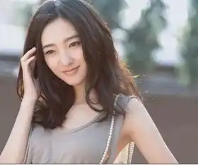 秦岚写真撞脸王丽坤,穿一身粉色系服装,尽显风情万种
