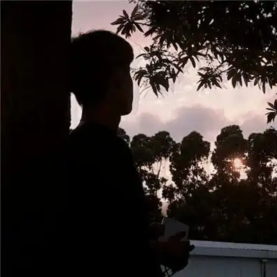 男生伤感侧颜头像喜欢有情调的男生呆呆的
