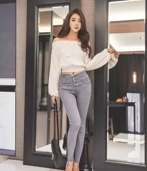 路人街拍时尚飘逸的紧身牛仔裤美女,个性减龄优雅美丽
