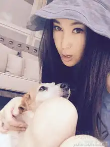 50岁依旧少女感十足温碧霞自拍卖萌停不下
