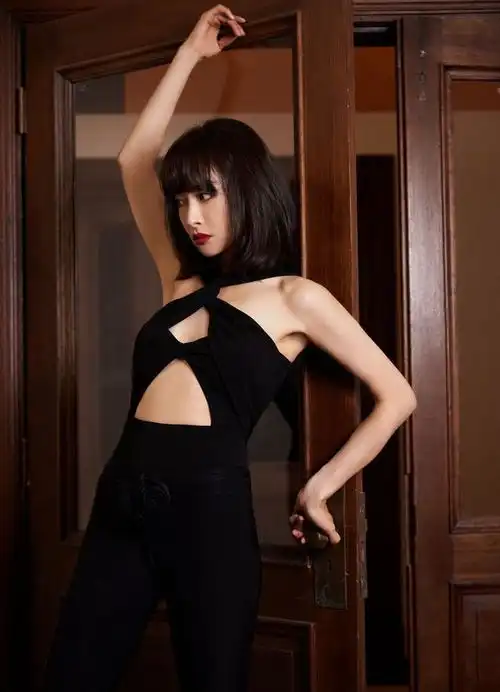 宋茜非凡姿态瞩目美学性感写真
