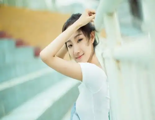 轻松一刻哥们2年前游泳溺水走了,但他的qq好友还在,某天
