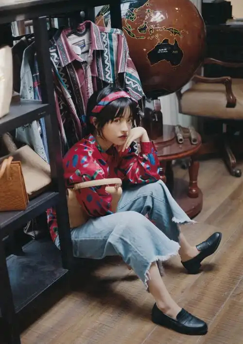 得亏还有颜值,沈月连帽衫牛仔裤穿成55分,配初恋脸很清纯
