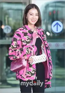 韩模特irene手臂绑绷带疑受伤
