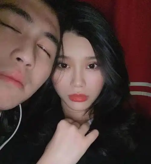 何猷君走出赌王去世伤痛参加夫妻真人秀,奚梦瑶复工赚钱不依附豪门
