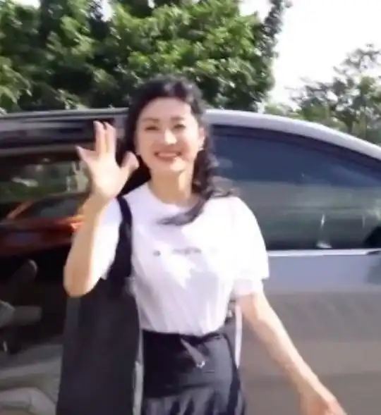 周涛羊毛卷发型好显嫩,穿t恤配半裙少女感满满,生图状态也超好
