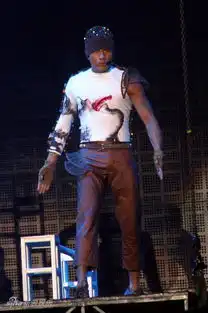 郭富城杭州激情开唱扭秧歌玩百变造型
