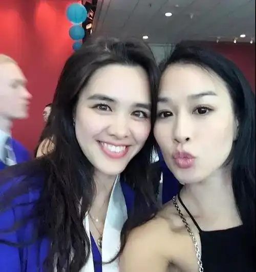 钟丽缇大女儿太惊艳,小雀斑搭配混血五官,年仅23岁穿搭却很大胆
