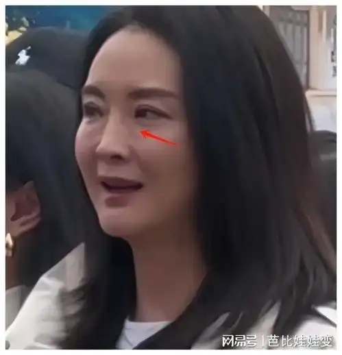 50岁王艳与温峥嵘同框,中年女性的幸福密码全写在脸上了
