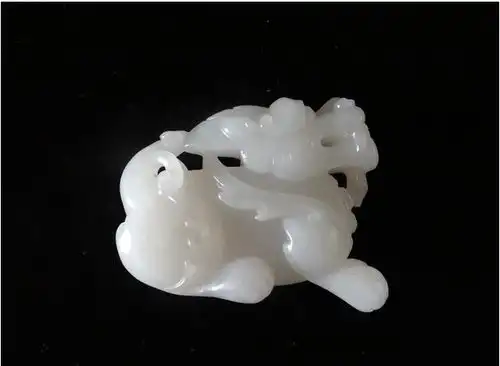 新探究和田玉吊坠中的寓意元素貔貅是否真的能招财
