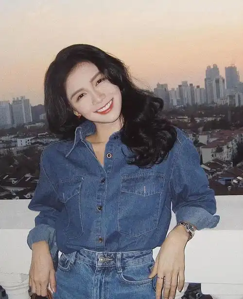 离婚后的蔡卓宜更美了,牛仔马甲配骑行裤,穿出满满的少女感
