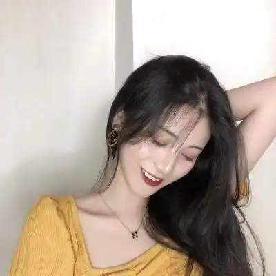 网易云热评当初喜欢的男孩子给我推荐的歌,一度循环很久
