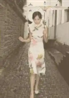 求一张女生背影图片,穿着旗袍,打着一把油纸伞,图片整体比较昏暗
