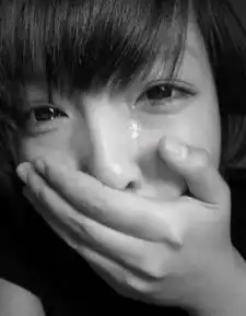 跪求几张伤感流泪的男生头像急
