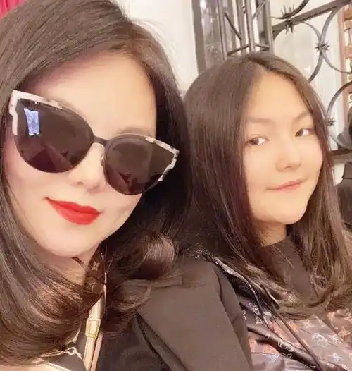 12岁王诗龄打高尔夫,穿上万元前开叉百褶裙,网友看不懂
