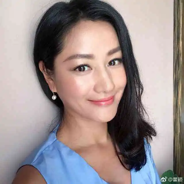 瞿颖直播戴的翡翠戒指

