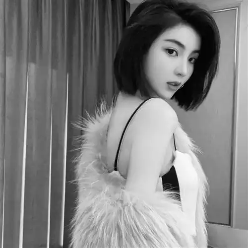 黑白头像女生冷酷霸气很坚强不敷衍的女人
