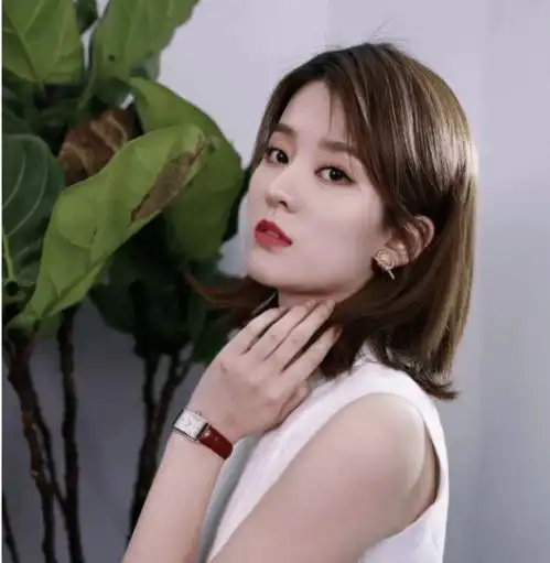 卡地亚宝格丽...女明星这些同款大牌手表值得买不经意转给你男朋友看
