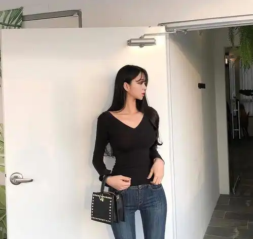 牛仔裤简约不失女性魅力,尽显女性的柔美
