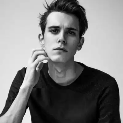 qq头像欧美范男生成熟高清2018不打扰是我最后的温柔
