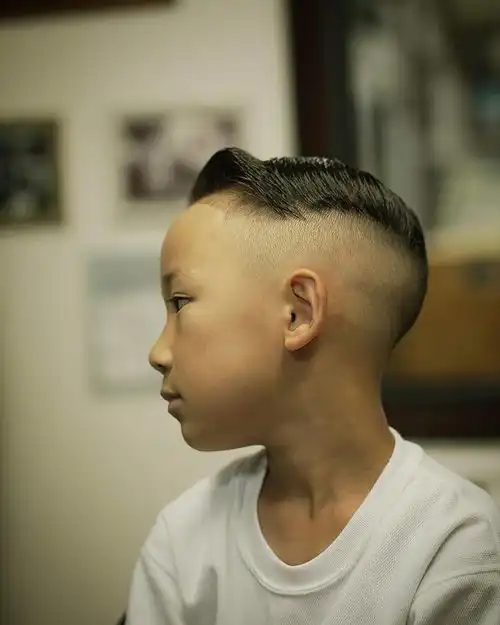 最帅气小男孩发型来了,两侧铲短就去不一样,清爽还有型
