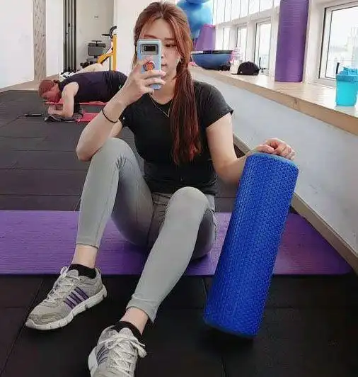 健身坚持6年的女神,前凸后翘气质好,男友除了丑,肌肉也很棒希拉
