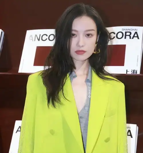 成都这一夜,女明星个个风情万种,白鹿妩媚,倪妮干净,00后崛起
