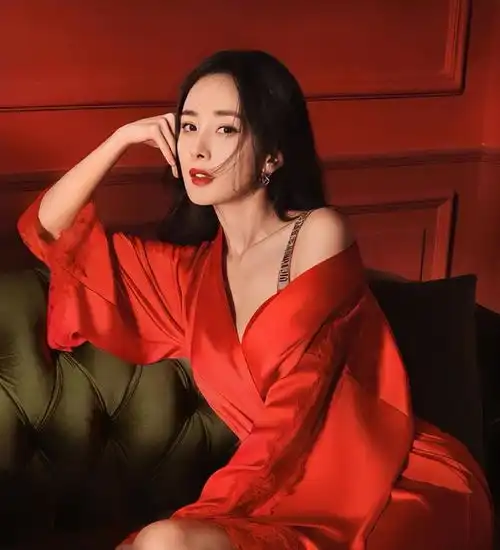 杨幂论文风波升级行程太满被质疑找枪手,网友斥其浪费学术资源
