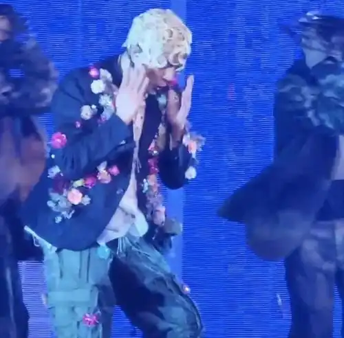 郭富城演唱会假发被嘲像泡面倒扣,张叔平造型受害者又增一位
