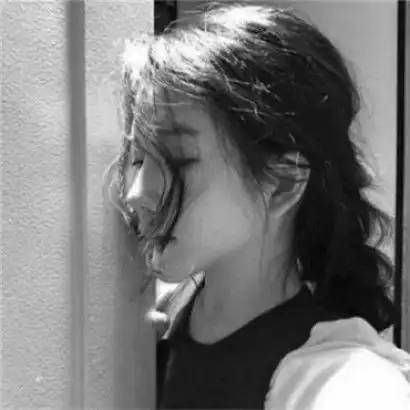 女生黑白头像伤感高清,愿你始终不疑真心
