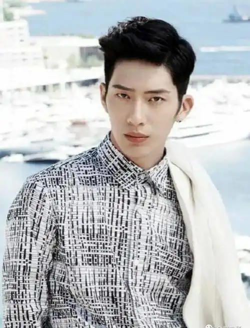 井柏然出生28天被抛弃,奶奶打零工养活他,成名后先给奶奶买房
