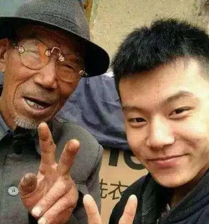 当年为了救穷爷爷,变形记城市少年卖掉8万的金项链,他后来如何
