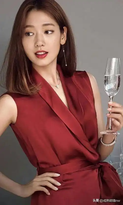 韩国女明星朴信惠,青春靓丽,甜美可爱的写真照
