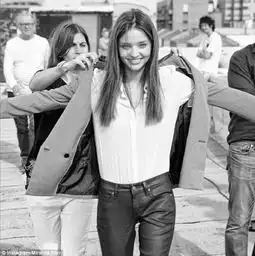 米兰达可儿发自拍清纯难挡卖力推广自家品牌5064474
