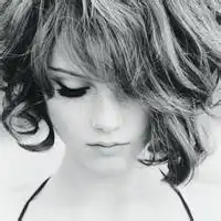 黑白头像女生带笑容qq头像黑白带字女生
