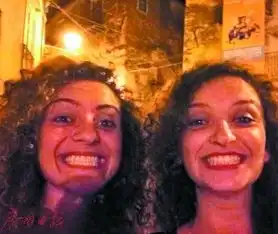 意两女子无血缘关系神似双胞胎走红网络
