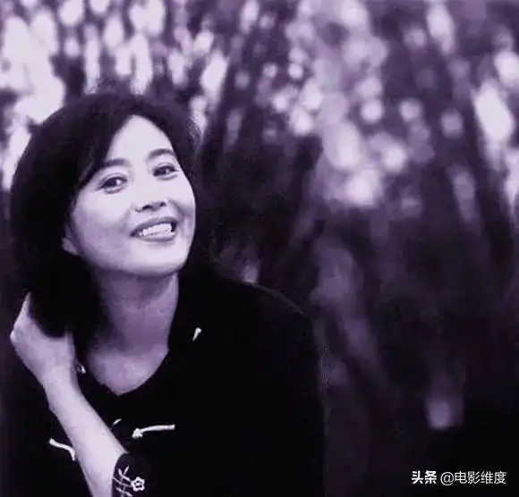 50岁孙红雷感情坎坷,娶小15岁歌手育有一女,如今一家三口很幸福
