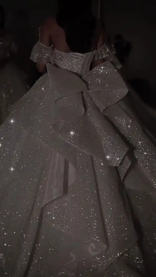 如星星般闪烁着光辉,自己设计的完美婚纱,能穿上它该有多幸福
