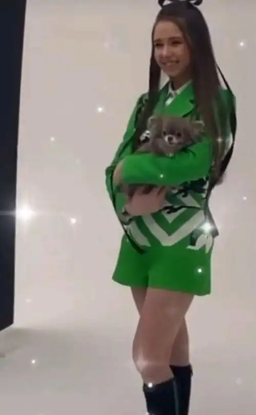 动漫少女出炉瓦利耶娃一袭绿衣仙气飘飘,k宝姿势像仙女下凡
