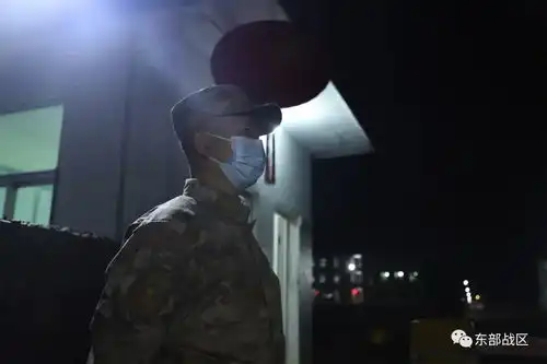 除夕夜,军官站岗
