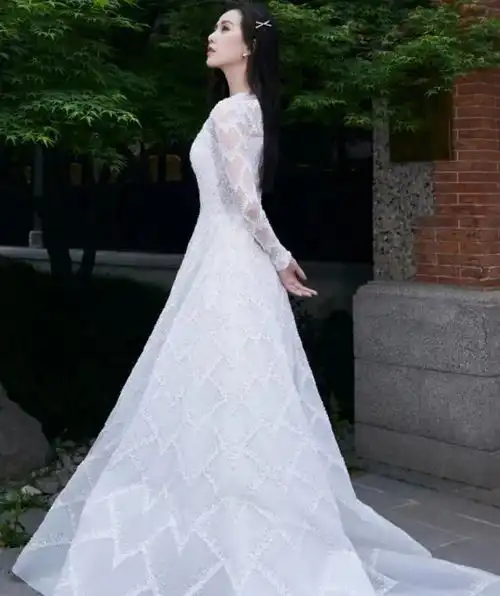 刘诗诗产后终于接回长发,本以为不合适,没想到33岁嫩成18岁
